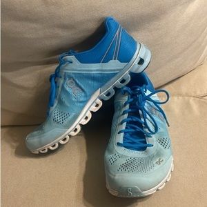 ON Cloud shoes Womens size 9